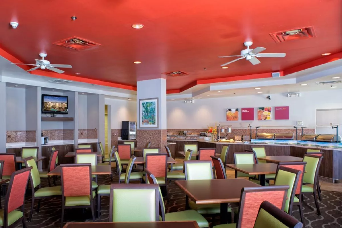 comfort-suites-maingate-east-5