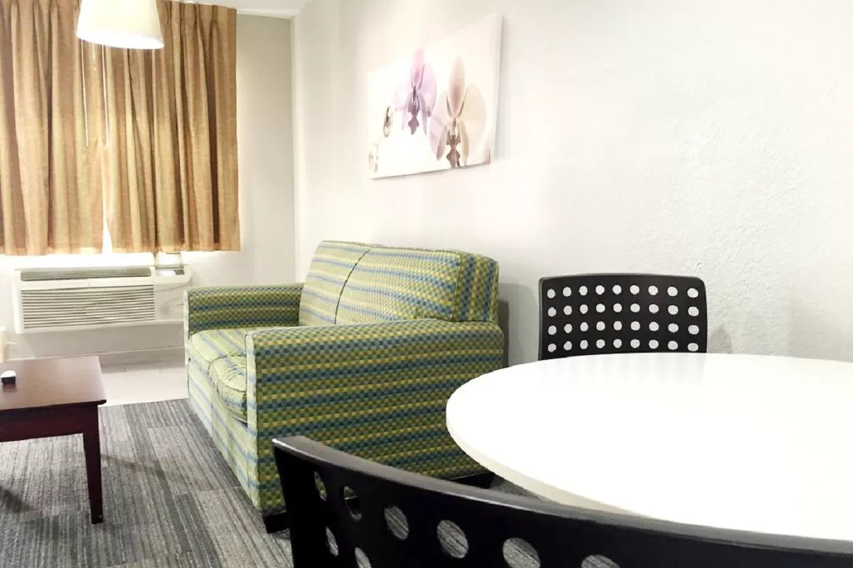 quality-inn-&-suites-by-the-parks-4