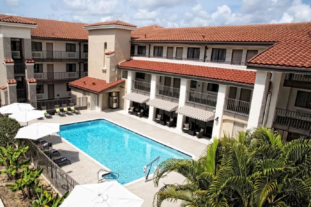 quality-inn-&-suites-by-the-parks-5